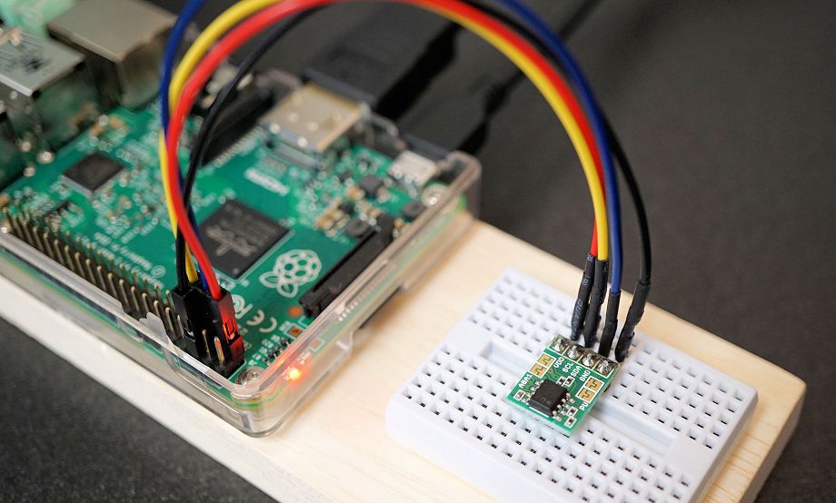 I2C̉xZT[ADT7410̐ڑᏬ^̃ubh{[hgADT7410Raspberry Pi 2 Model BɐڑƂBI2C̐M2{ƁAdAGNĎv4{ڑĂBI2CfoCXĂAȂɂ邾ł悢B