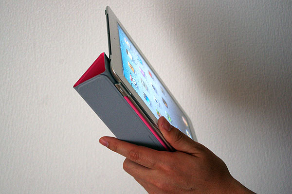 iPad 2̑ʂɓ\t}OlbgɂȂĂB{̍wʂŎOp`ɐ܂肽ŎɂƁA傤iPad Smart Cover̂悤ɂȂA肵"Ў莝"ł