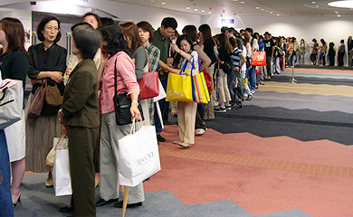 開場前の人の列