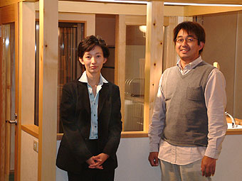 宮川祥子専任講師(左)と環境情報学部の南政樹専任講師