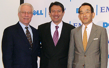 シュワルツ氏(左)、浜田氏(中)、中山氏(右)