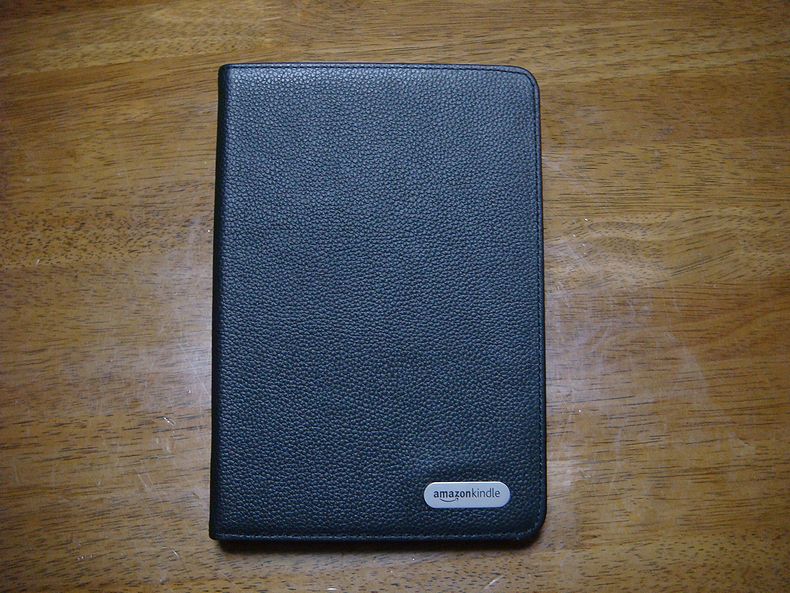 Leather Coverij܂ƂKindle 2B傫r̂߂iPod touchƕׂiʐ^jAU[Jo[̉Eɂ́uAmazon KindleṽSiʐ^jAUSB^CvACA_v^B{̉microUSB|[gɐڑď[diʐ^Ej