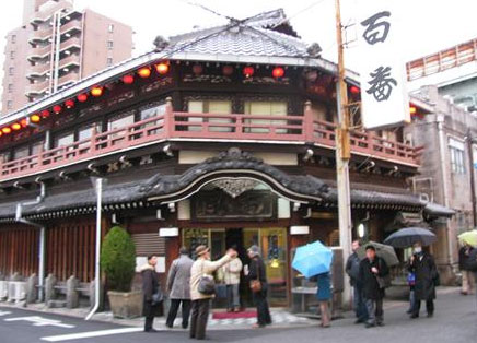 現代の遊郭・飛田新地がひそかに注目されている――見学会に女性も参加 (1/3)