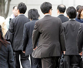 年功型賃金は40代以上のサラリーマンにとって“はしごを外される”ことになりかねない