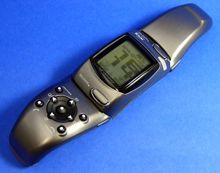 Mobile：写真で見る、腕時計型PHS「WRISTOMO」