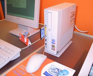 News：デスクトップPCの新しい方向性？――超小型SFFモデルを東芝が参考出展