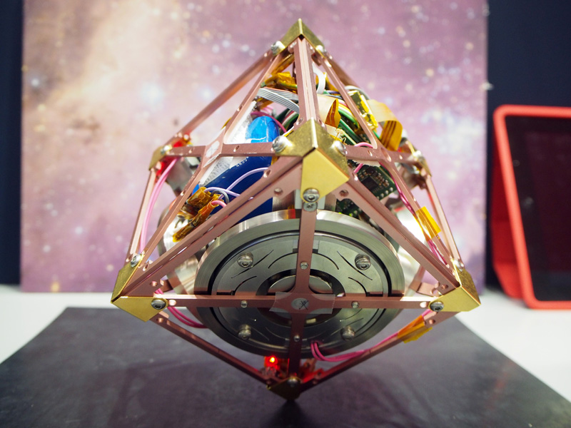 JAXA開発：1つの頂点で  直立する立方体ロボット
