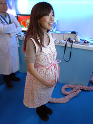 TGS2011：妊婦になった気分を味わえるゲーム「MommyTummy」 お腹の膨らみ、重さ、胎動も！ - ねとらぼ
