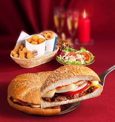 これはピザか? それともバーガーか? 直径22センチの「NY PIZZA BURGER」