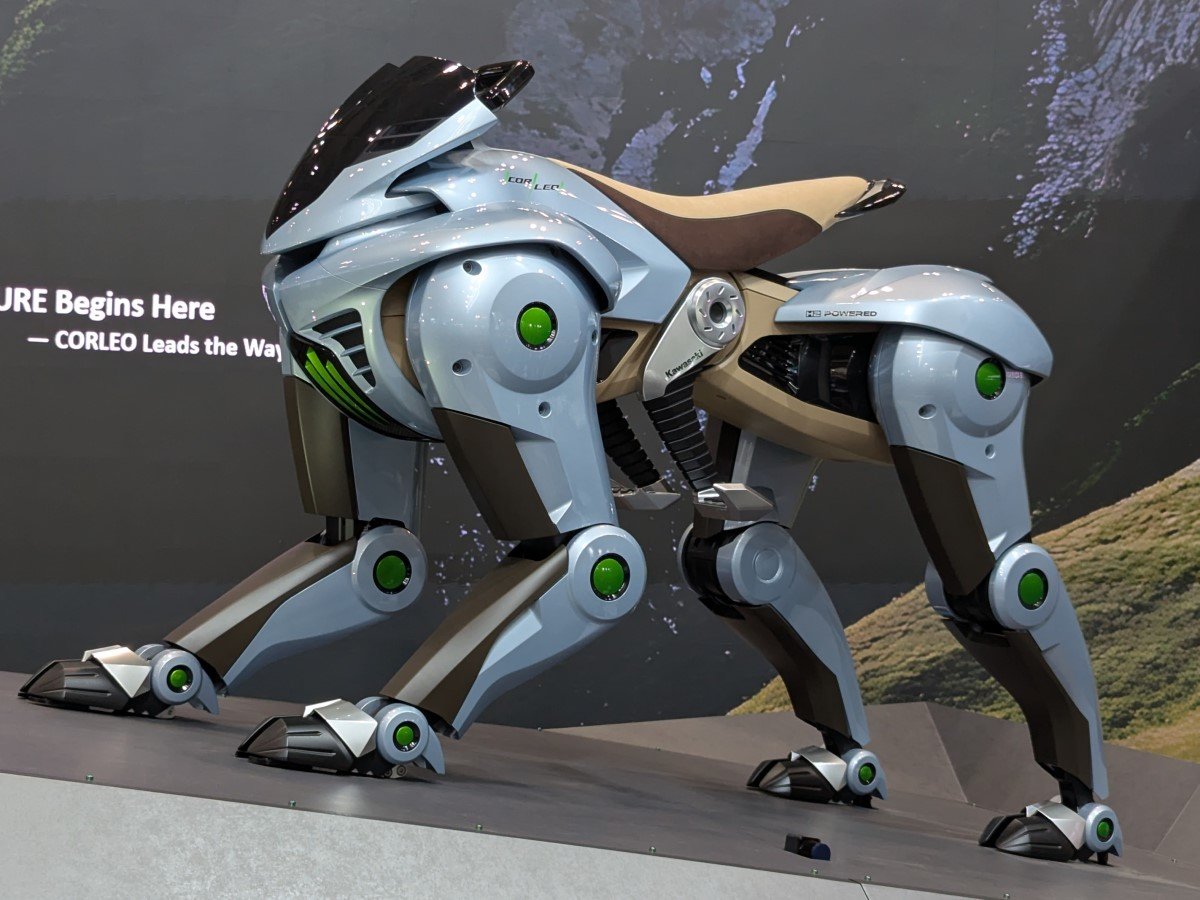 人が乗れる四足歩行ロボ「CORLEO」、2035年に製品化へ 川崎重工（1/2