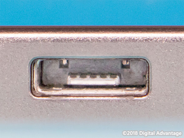 機器に搭載されているUSB 2.0 Micro-AB（マイクロAB）のコネクター（レセプタクル）の写真