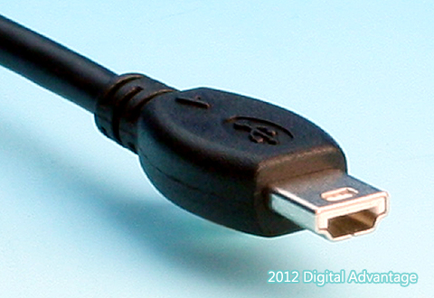 ケーブルに付いているUSB 2.0 Mini-A（ミニA）のコネクター（プラグ）の写真