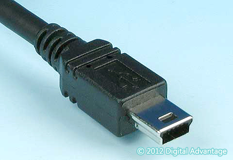 ケーブルに付いているUSB 2.0 Mini-B（ミニB）のコネクター（プラグ）の写真