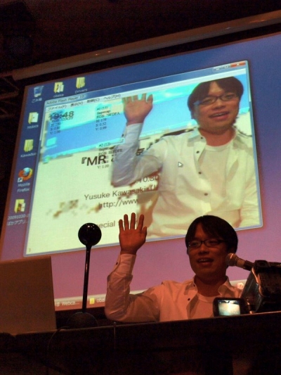 開発者のコミュニティイベントで精力的に活動している有名エンジニアの川崎有亮さん。目の前にある丸い物体はアプリで使用するWebカメラ