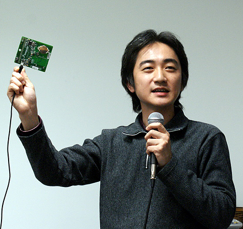 マイクロソフトの岩田さん。手にしているのは加速度センサが載ったボードで、USBを介してWindows 7と通信する