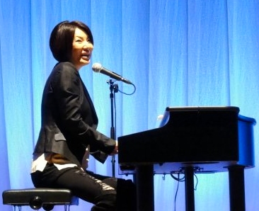 ピアノの弾き語りを披露し2曲を熱唱した広瀬香美さん