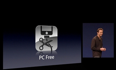 PC Free機能への会場からの大きな拍手に笑顔を見せるスコット・フォースタル（Scott Forstall）ｓ氏