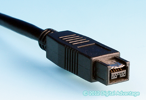 ケーブルに付いているIEEE 1394bのコネクターの写真。最大800Mbpsでデータを転送できる。高速な外部ストレージをMacと接続するのによく利用されていた。ThunderboltやUSB 3.xなど、より高速な伝送規格によって置き換えられている。