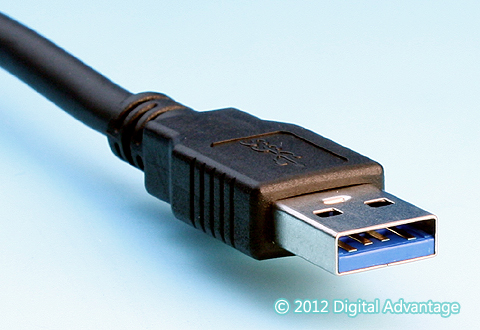 ケーブルに付いているUSB 3.x Standard-A（スタンダードA）のコネクター（プラグ）の写真。ハードディスクやSSD、ギガビットイーサネットなど高速なデバイスやインタフェースとの接続によく利用されている