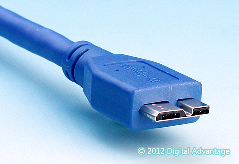 ケーブルに付いているUSB 3.x Micro-B（マイクロB）のコネクター（プラグ）の写真。2.5インチハードディスクやM.2 SSD用ケースなど高速かつ小型のデバイスとの接続によく利用されている