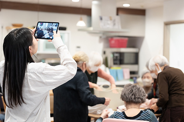 HappyCare�̘A�����@�\�ŗ��p�҂̎ʐ^���B��E��