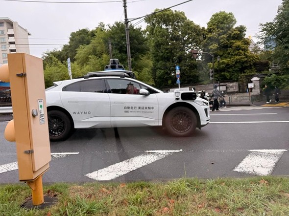�Ō����t�߂𑖍s����Waymo�̌��؎ԗ��@�h���C�o�[���^�]�Ȃɍ���Ď��t�Ō��؂��Ă���BJaguar I-Pace�����������ԗ��Ŗ�40��LiDAR��J�����ȂǖL�x�ȃZ���T�[�ނ𓋍ڂ����ԗ���