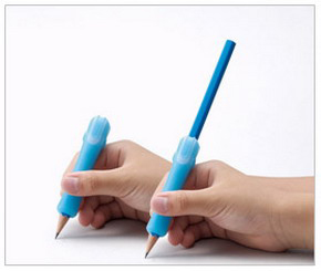 鉛筆グリップとクリップ型補助軸が一つに トンボ鉛筆 Itmedia