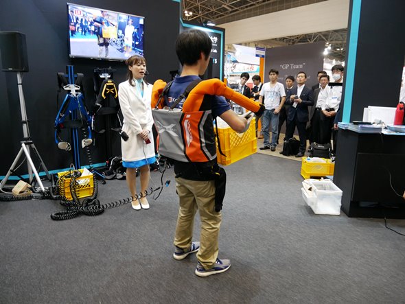 30kgの重量物をラクラク肩まで持ち上げ 人工筋肉でサポートするロボットスーツ マッスルアッパー Japan Robot Week 18 Built