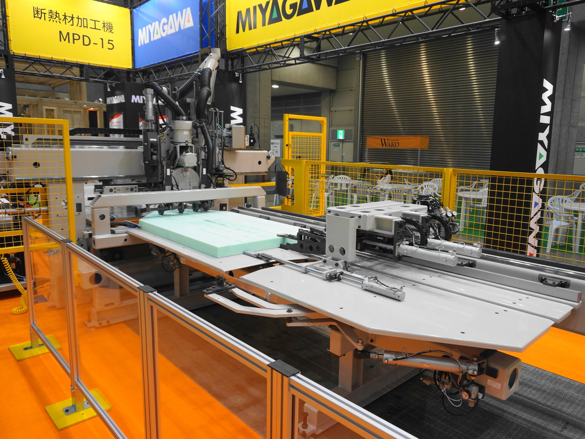 CADデータに基づき断熱材を加工、プレカットマシン「MPD-15」：Japan