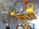 トンネルの補修工事で、粉じん飛散を抑制する「曲面天井用研掃システム」