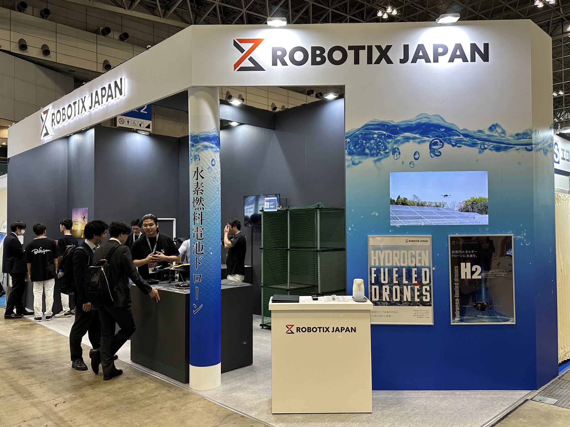 太陽光パネルの発電効率を低下させる汚れを“ロボット×AI”で自動清掃