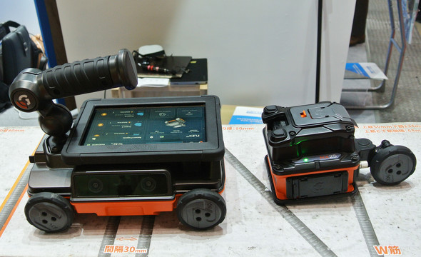 左が、高精度電磁波レーダ／鉄筋探査機「Flex NX」（本体機）。右が、狭所探査用超小型ユニット「NX25」。ともに「ストラクチャスキャン SIR-EZシリーズ」にラインアップされる