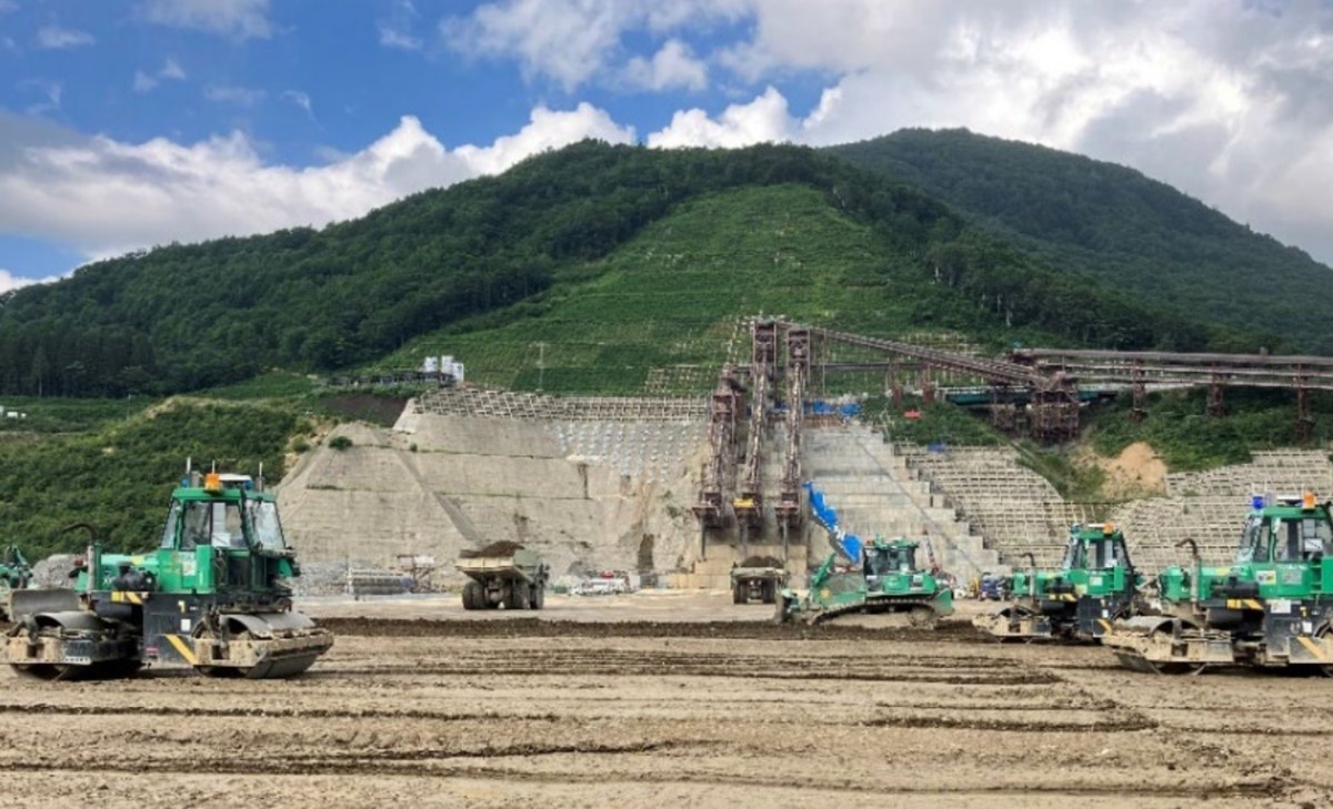 鹿島が「成瀬ダム」で完全自動化施工を実現 自動ダンプの運搬と荷