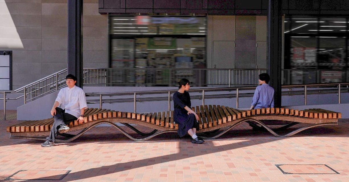 鉄道廃レールを金属3Dプリンタで6.2×1.5mのベンチに再生 竹中工務店