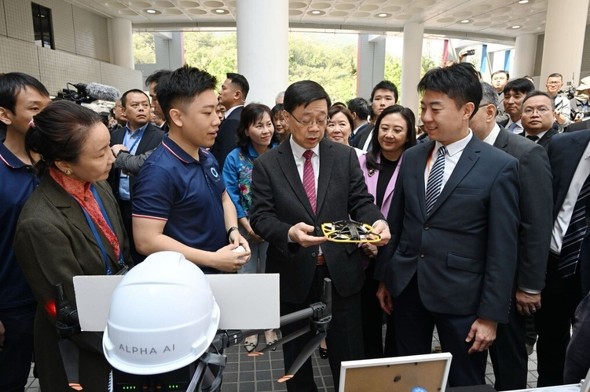 2025N320ɍ`ōsꂽoσTh{bNX̃[`CxgɂāBAlpha AI CEO fXhDesmond Hoiʐ^2Ԗځj`ʍss̗ƒiʐ^jIBIS2