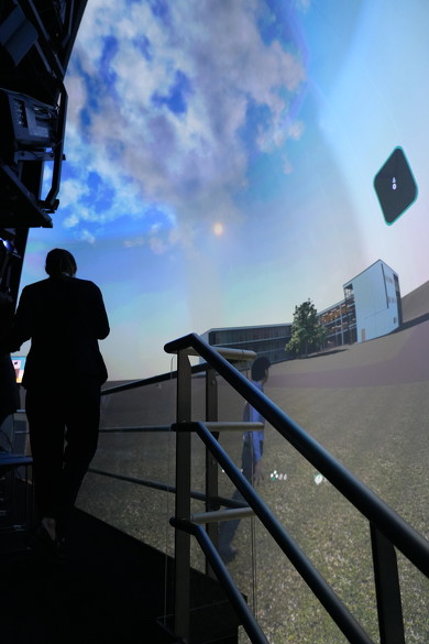 �T�C�o�[�h�[���͒��a8.5���[�g���̃h�[���^�f�B�X�v���C��VR�摜�𓊉e�B�����̊֌W�҂������Ɋm�F�ł���̂ō��ӌ`���ɖ𗧂�