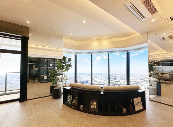 Top Suite�̃��r���O�B�V�䍂��3.2���[�g���B�v���~�X�g�^���[�D���ł͐��쑤�̒����Ȃ��A���쑤�̊p��������͊J�����̂��钭�]������