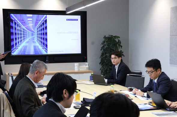 �u�f�[�^�Z���^�[���z��w�� 2025-2026�v���{��ł̔��\�ɍ��킹�ĊJ�Â������f�B�A�������E���h�e�[�u��