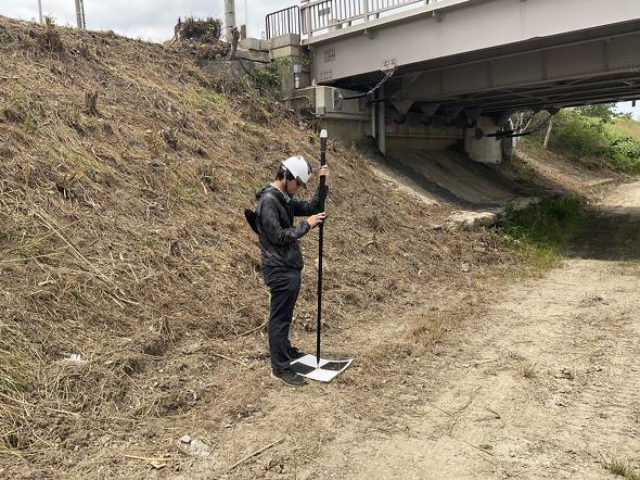 �h���[����PIX4Dcatch�̗�������ʂ荞�ނ悤�ɑ΋�W����z�u