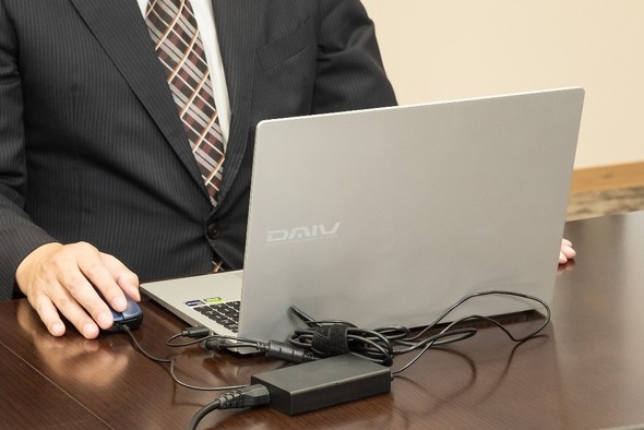 �{�́A�[�d�pAC�A�_�v�^�[�Ƃ��ɃR���p�N�g���y�ʂŌg�ѐ�������