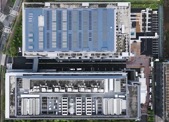 �������f�[�^�Z���^�[1�^2�����̘��ՁB�ʐ^�㑤��2��������ɑ��z���p�l����5��ݒu