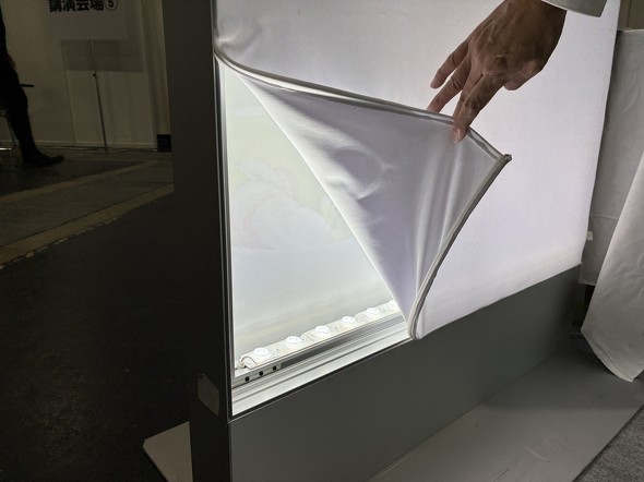 �uLUFAS�v�̓����B������LED���W���[����z���ĕ\�ʂ̃t�@�u���b�N�f�ނ��Ƃ炵�Ă���