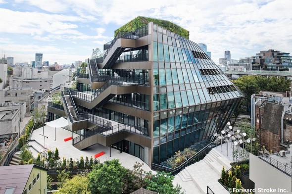 ���h�N�G�X�g�̊O�ρB�ʐ^�E���i�\�Q�����j�́A���₫���؂̗���ӎ������c��̃K���X�Ƃ��A�ʐ^�����i���h�G���A�^�|���ʂ葤�j�́A�K�i��ɃZ�b�g�o�b�N���ĊX�̃X�P�[�����ɉ��킹������̃t�@�T�[�h