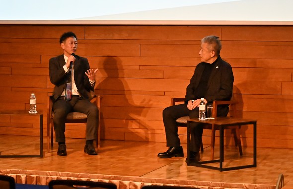 �R������ArchEd+ Academy �w���̍��L�W���[�W���Ƃ̑Βk�ł́A����̌p���I�ȃA�b�v�f�[�g���j�������ꂽ