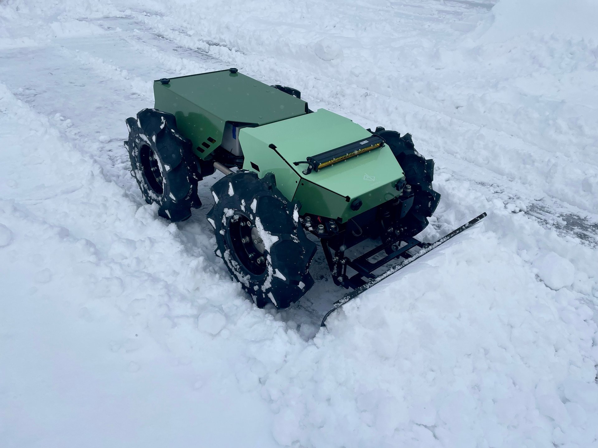 豪雪地帯の石狩ガスターミナルに「除雪ドローン」採用 遠隔の除雪が