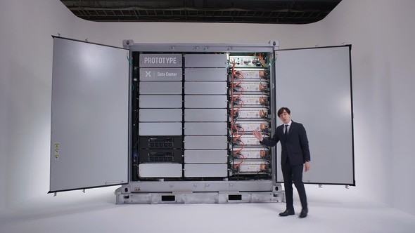 Mega Power DC���Љ��p���[�G�b�N�X CEO �ɓ����T���B�v���g�^�C�v���f���Ƃ��āA�����ɂ�NVIDIA H200 GPU��16���A�E���ɂ�800kWh�̐���^�~�d�r��}��