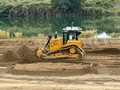 �����{�H�^�u���h�[�U�[�uSmart Dozer�v�ŉ͐�~��2400m2�𐮒n�A�A�������y���R�̕~���ς���