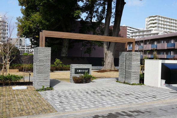 �~�n�̖k���ɂ���u����̂Ђ�΁v�B�J���O�̓@��ɂ�������������̂܂ܐ������A�x���`��z�����L��Ƃ��Đ���