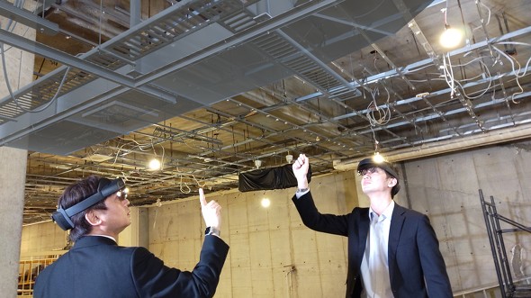 AR�f�o�C�X�𑕒����A����Ŋ֌W�҂Ɗ����C���[�W�����L�^�m�F