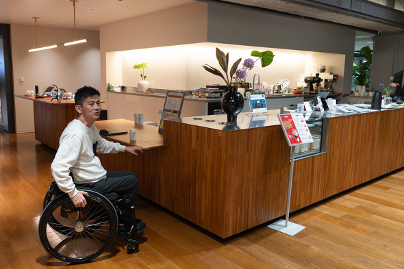 �o�[�R�[�i�[�̃e�[�u���̈ꕔ�́A�Ԃ����̕��Ɠ����ڐ��ŉ�b���ł���悤�ɒ�߂̍����ɐݒ�